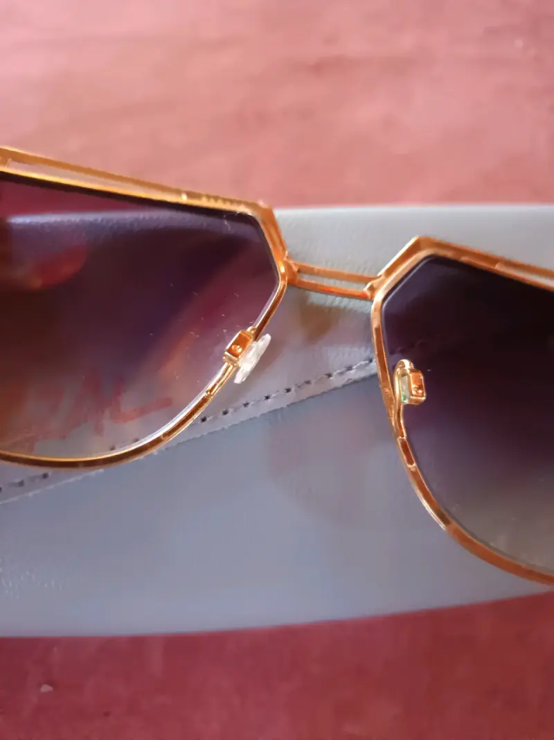 Gafas de sol doradas con estuche - 4