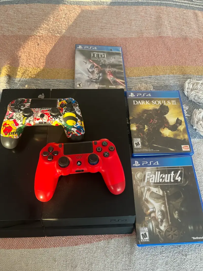 Consola PS4 con dos controles y juegos