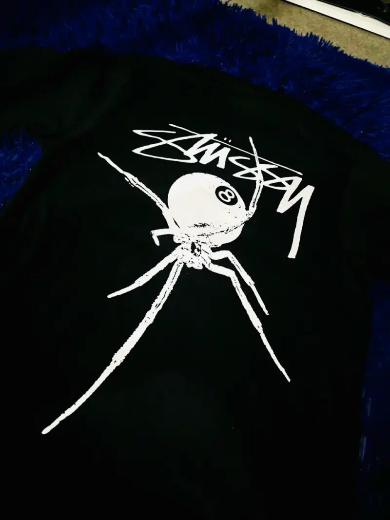 Polera negra con araña - STUSSY - 2
