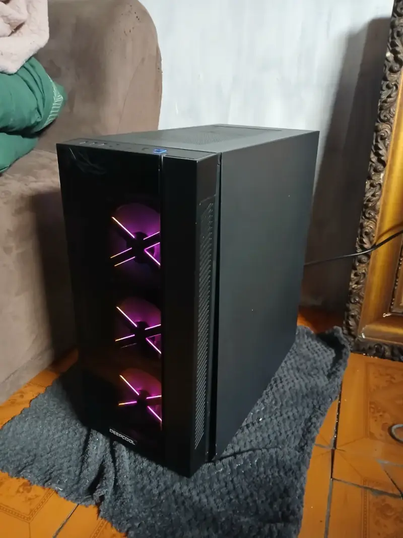 Gabinete Deepcool con luces LED - 1