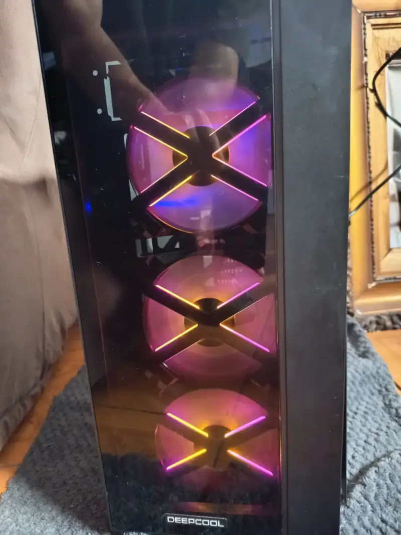 Gabinete Deepcool con luces LED - 2