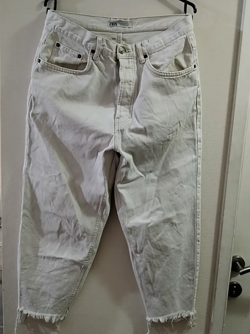 Jeans blancos Zara con detalles - 1