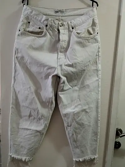 Jeans blancos Zara con detalles - miniatura 1