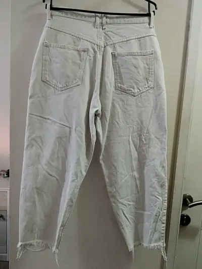 Jeans blancos Zara con detalles - miniatura 2