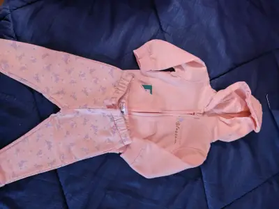 Conjunto bebé rosa con capucha - miniatura 1