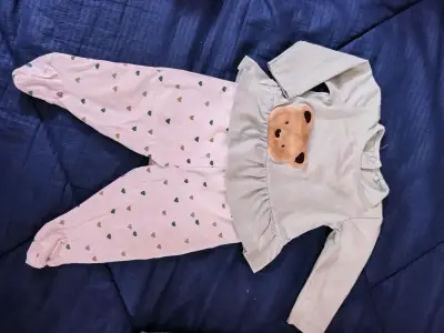 Conjunto bebé rosa con capucha - miniatura 3