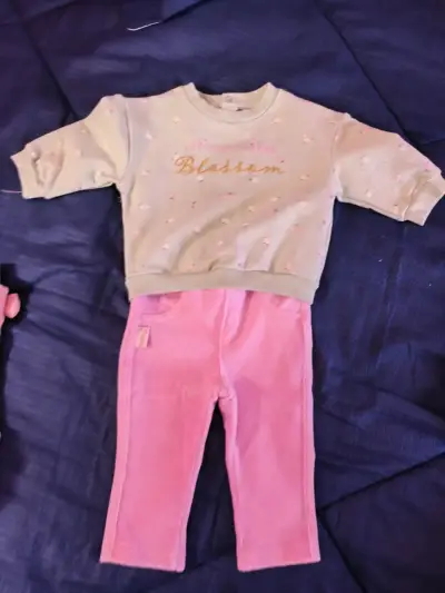 Conjunto bebé rosa con capucha - miniatura 4