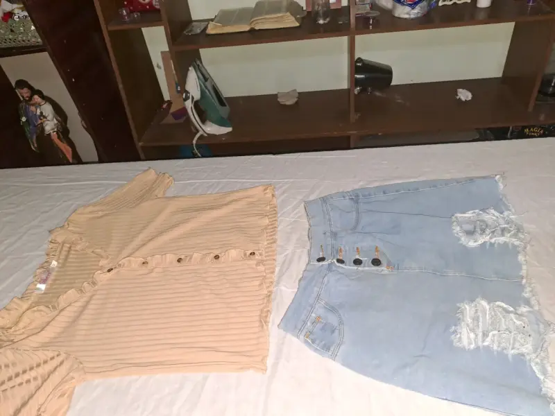 Polera beige y falda denim