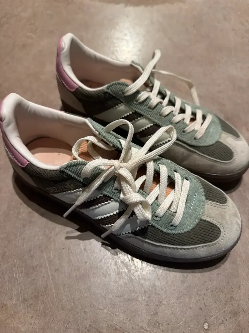 Zapatillas Adidas verdes y rosadas - 1