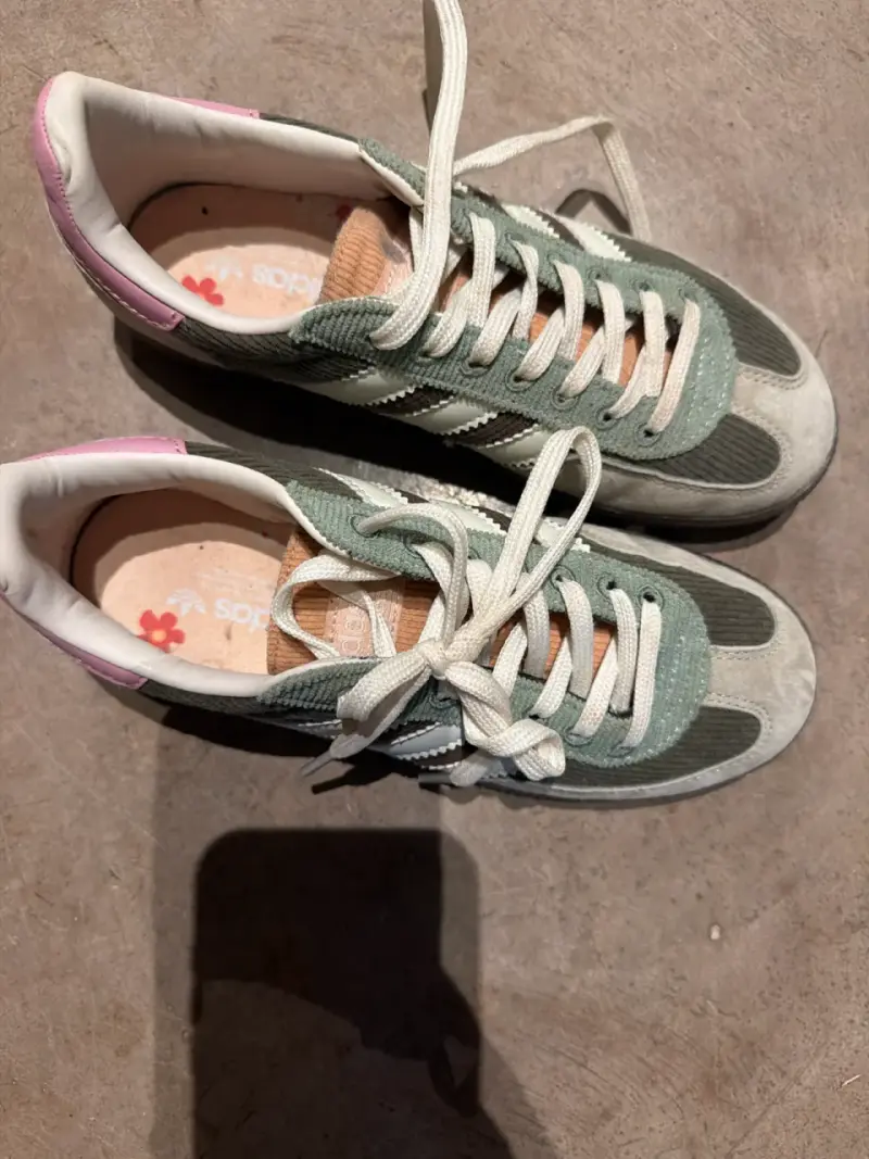 Zapatillas Adidas verdes y rosadas - 2