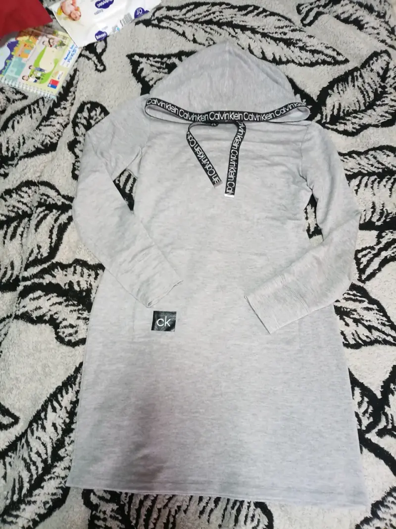 Vestido polerón gris con capucha - 1