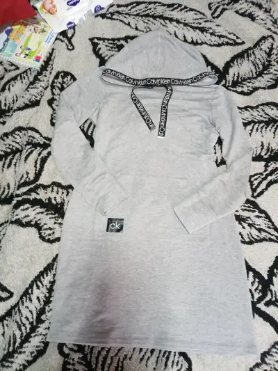Vestido polerón gris con capucha - miniatura 1