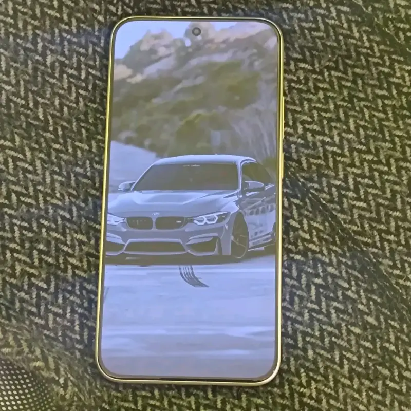 Smartphone Redmi dorado - 2