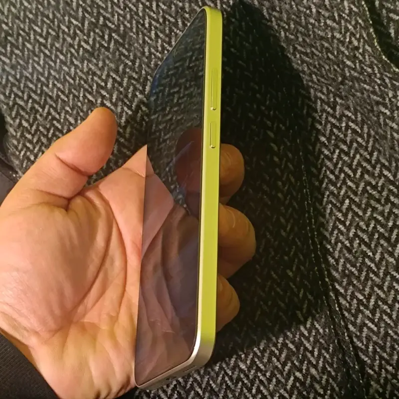 Smartphone Redmi dorado - 3