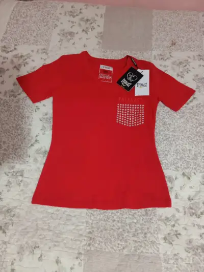 Polera roja Everlast con brillantes nueva - miniatura 1