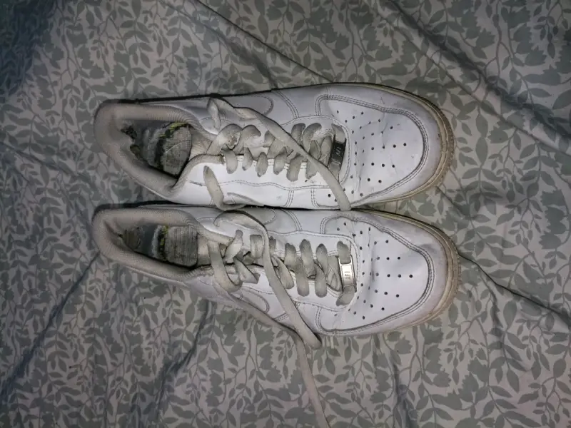 Zapatillas deportivas blancas usadas - 1
