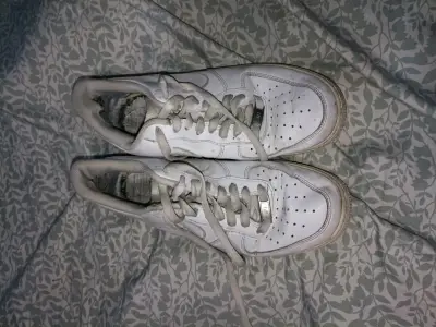 Zapatillas deportivas blancas usadas - miniatura 1