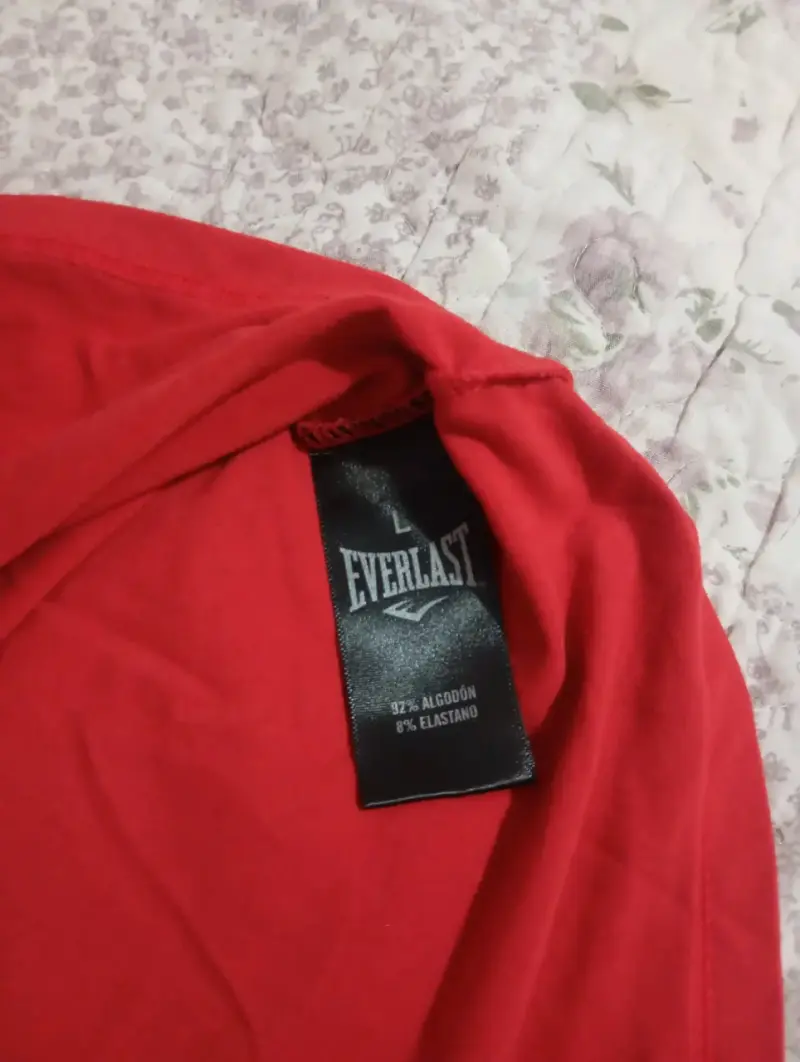 Polera roja Everlast diseño floral - 2