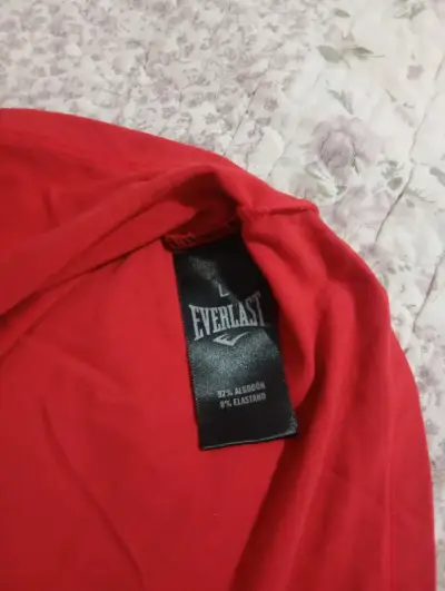 Polera roja Everlast diseño floral - miniatura 2