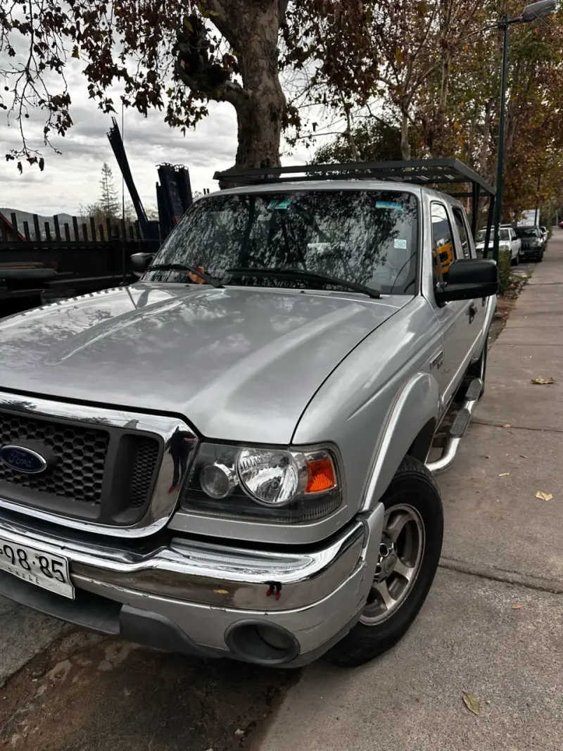 Camioneta Ford Ranger II XLT plateada usada - 1