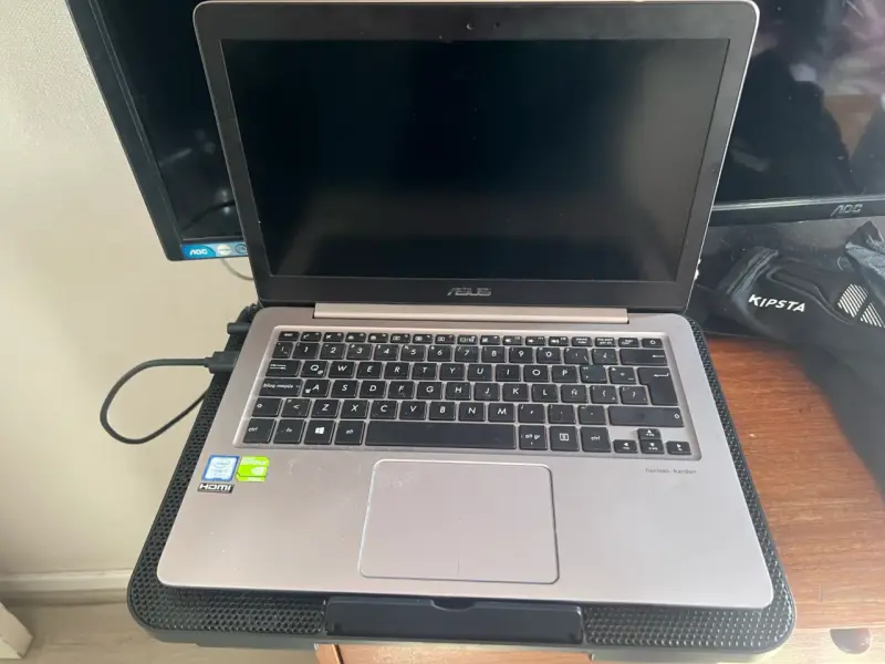 Notebook ASUS plateado usado - 1