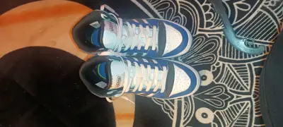 Zapatillas deportivas blancas y azules - miniatura 1