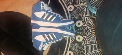 Zapatillas deportivas blancas y azules - miniatura 3