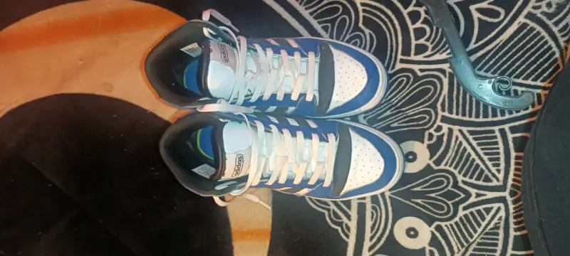 Zapatillas deportivas blancas y azules - 7