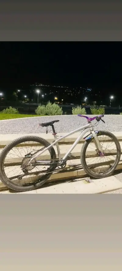Bicicleta montaña blanca - miniatura 1