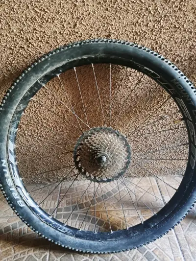 Bicicleta montaña blanca - miniatura 2