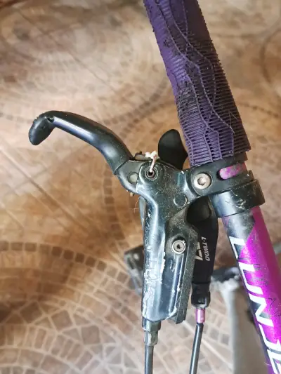 Bicicleta montaña blanca - miniatura 5