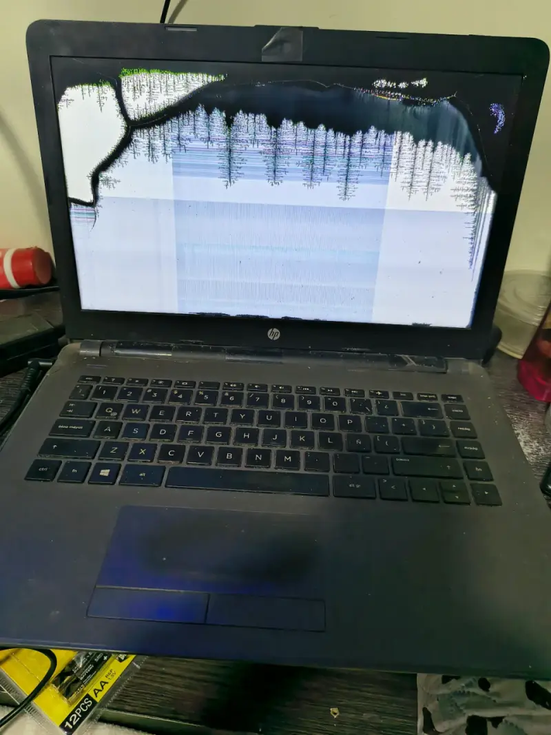 Laptop HP con pantalla rota