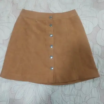 Falda corta con botones - miniatura 1