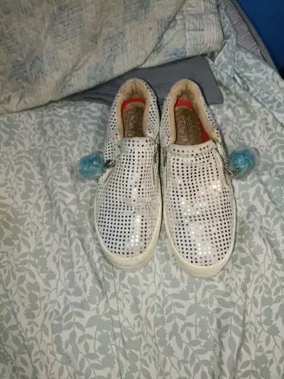 Zapatillas plateadas con pompones - miniatura 1
