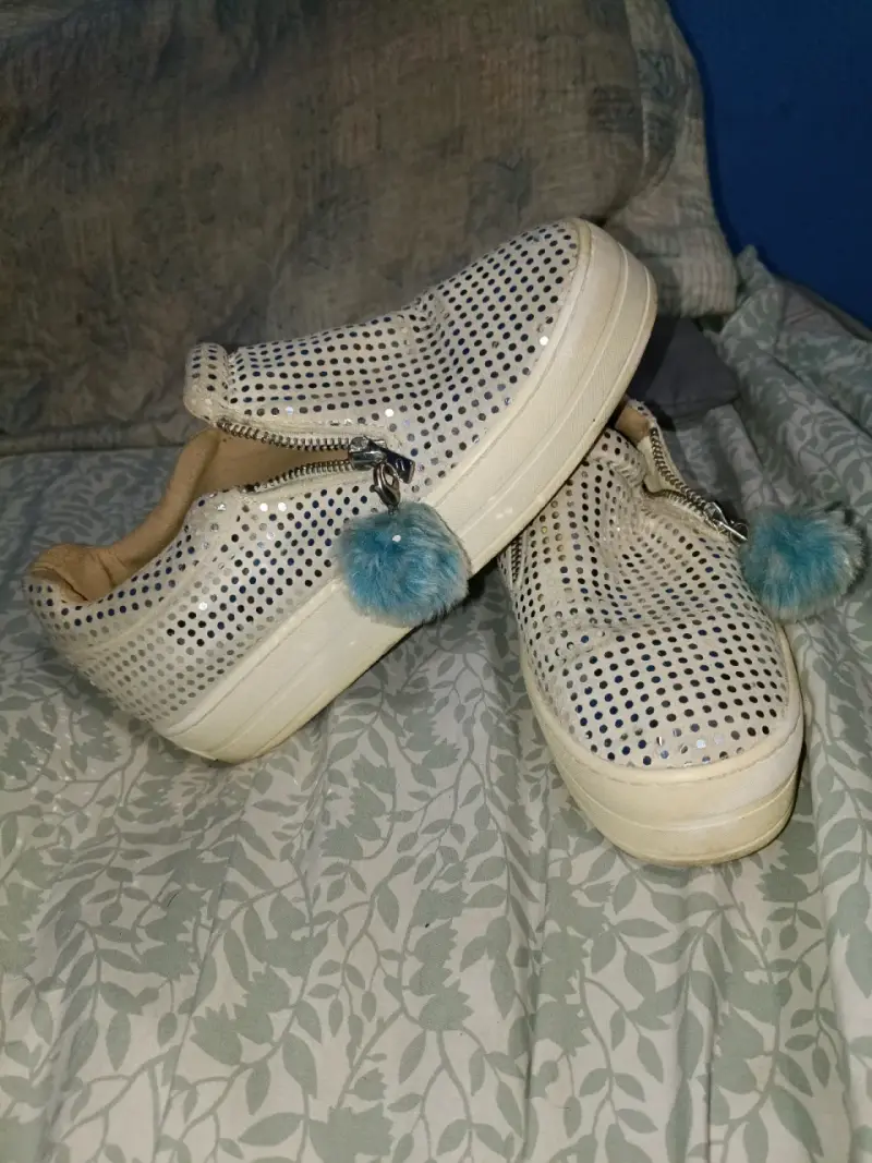 Zapatillas plateadas con pompones - 2