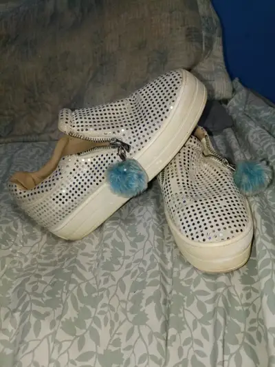 Zapatillas plateadas con pompones - miniatura 2