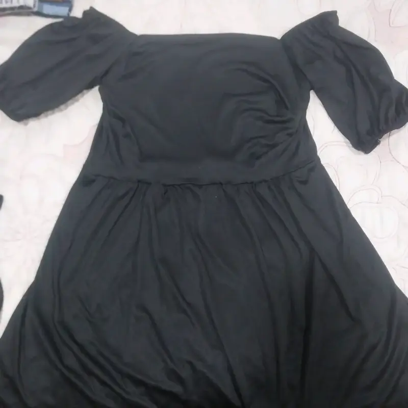 Vestido negro con mangas cortas - 1