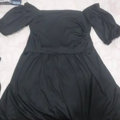 Vestido negro con mangas cortas - miniatura 1