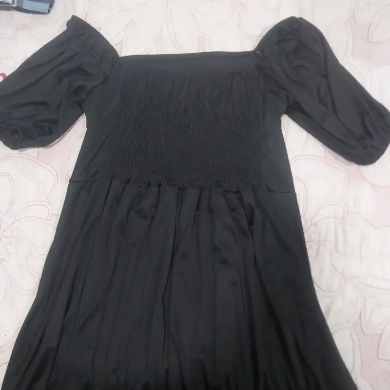 Vestido negro con mangas cortas - 2