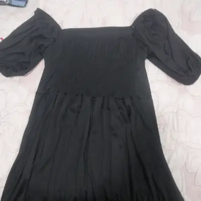 Vestido negro con mangas cortas - miniatura 2