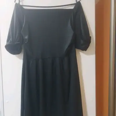 Vestido negro con mangas cortas - miniatura 3