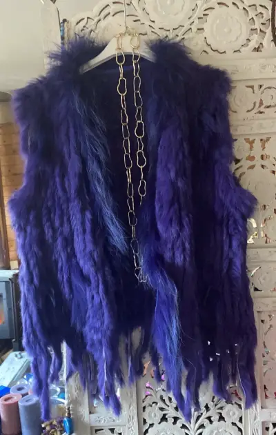 Chaleco peludo morado - miniatura 1