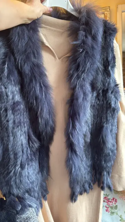 Chaleco peludo morado - miniatura 4