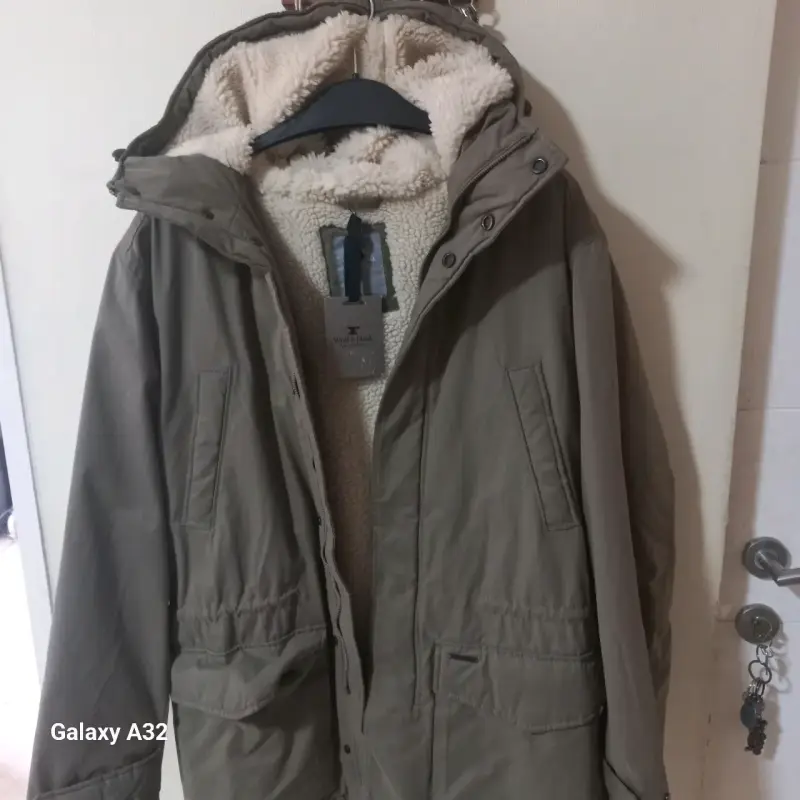Chaqueta con capucha con chiporro verde oliva. - 1