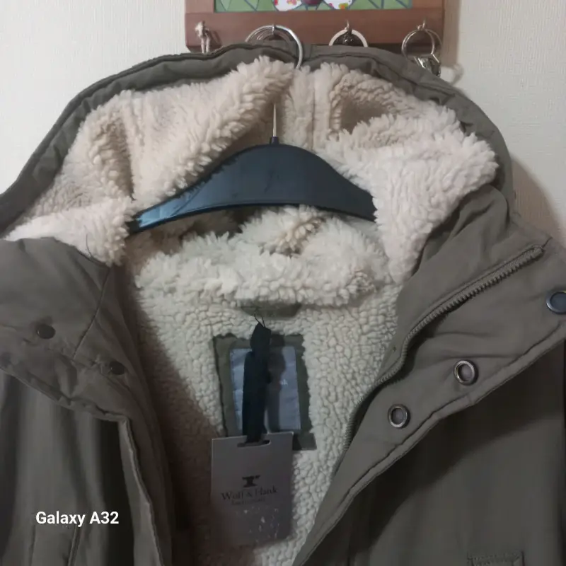 Chaqueta con capucha con chiporro verde oliva. - 2