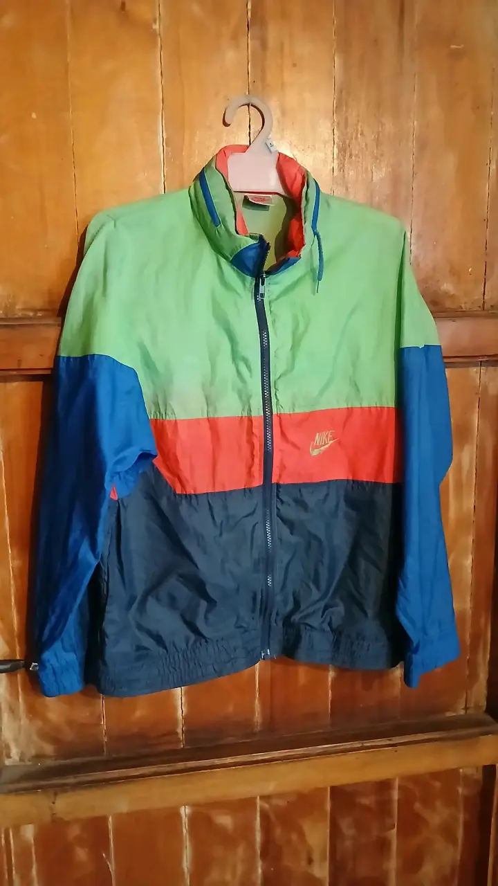 Chaqueta cortaviento Nike colores vivos - 1