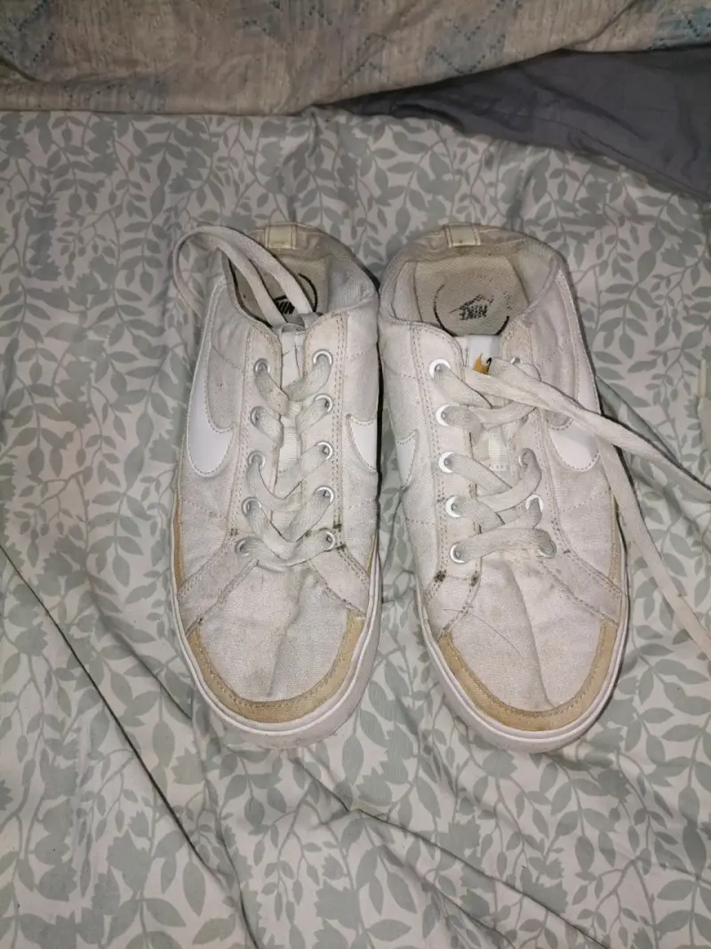 Zapatillas blancas desgastadas - 1