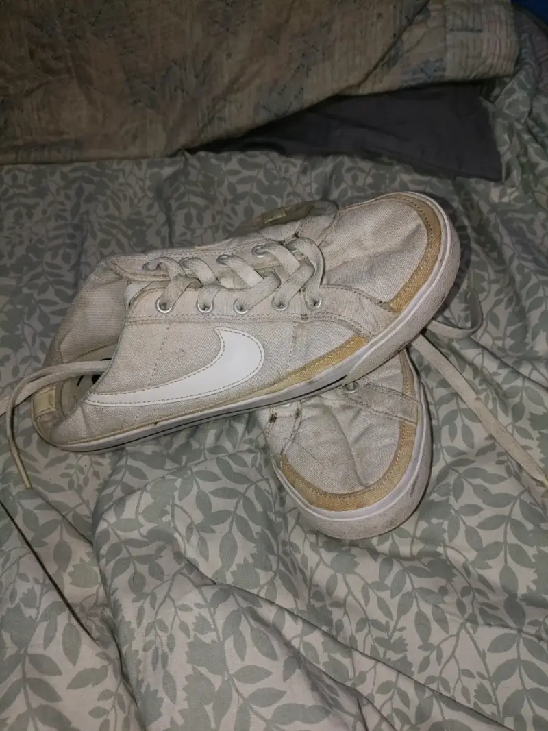 Zapatillas blancas desgastadas - 2
