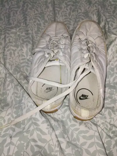 Zapatillas blancas desgastadas - miniatura 3