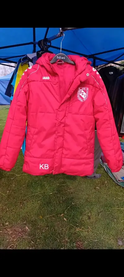 Chaqueta roja con logo deportivo - miniatura 1